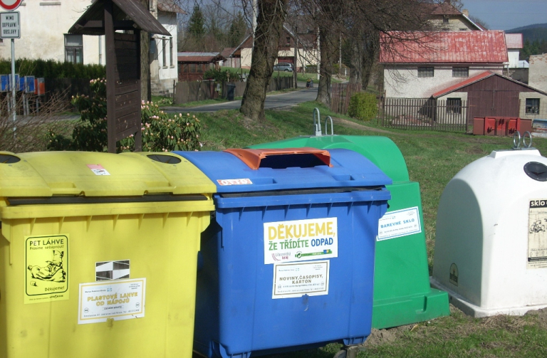 Třídění odpadů - plasty vlevo, do žluté nádoby